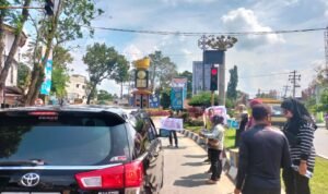 Guru honorer di Langkat menggalang dana di Simpang Bupati Stabat untuk biaya gugatan ke PTUN.