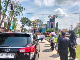 Guru honorer di Langkat menggalang dana di Simpang Bupati Stabat untuk biaya gugatan ke PTUN.