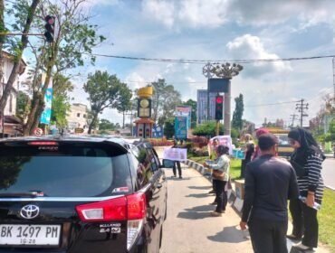 Guru honorer di Langkat menggalang dana di Simpang Bupati Stabat untuk biaya gugatan ke PTUN.