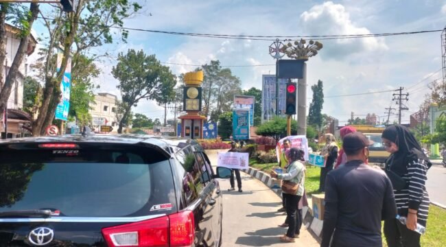 Guru honorer di Langkat menggalang dana di Simpang Bupati Stabat untuk biaya gugatan ke PTUN.