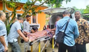 Jenasah Larso dibawa dari Klinik Pratama Arafah ke rumah duka