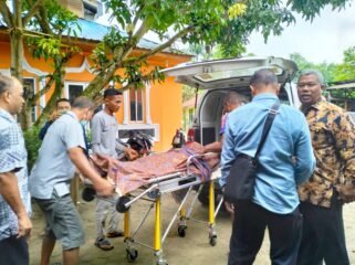 Jenasah Larso dibawa dari Klinik Pratama Arafah ke rumah duka.