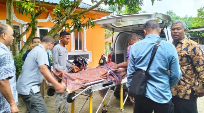 Jenasah Larso dibawa dari Klinik Pratama Arafah ke rumah duka.