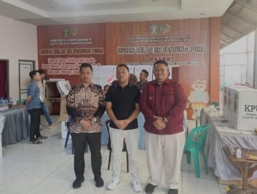 Karutan Tanjung Pura Jimri Nababan AMd IP SH di sela kegiatan pemilu 2024 di TPS Khusus Rutan Tanjung Pura.