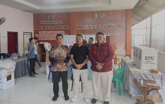 
Karutan Tanjung Pura Jimri Nababan AMd IP SH di sela kegiatan pemilu 2024 di TPS Khusus Rutan Tanjung Pura.
