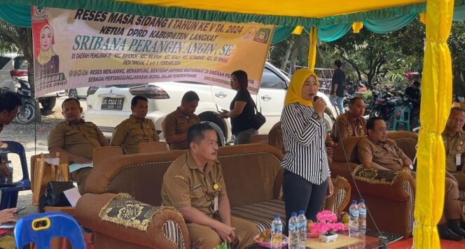 
Ketua DPRD Langkat Sribana Perangin-angin menyerap aspirasi masyarakat dalam kegiatan reses yang dilaksanakannya.