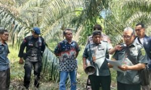 Panitera PN Stabat membacakan penetapan putusan pengadilan di lokasi lahan yang akan dieksekusi