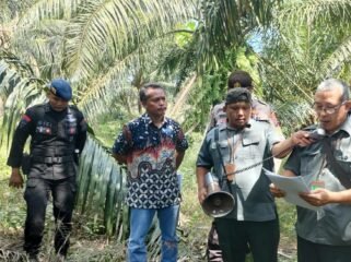 Panitera PN Stabat membacakan penetapan putusan pengadilan di lokasi lahan yang akan dieksekusi.