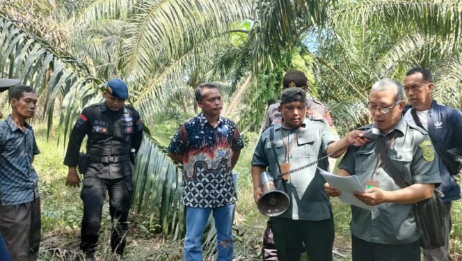 
Panitera PN Stabat membacakan penetapan putusan pengadilan di lokasi lahan yang akan dieksekusi.