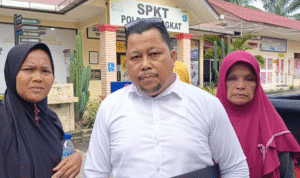 Pengadilen Sembiring SH MH BSC mendapingin kliennya membuat laporan di Mapolres Langkat.