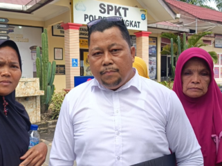 Pengadilen Sembiring SH MH BSC mendapingin kliennya membuat laporan di Mapolres Langkat.