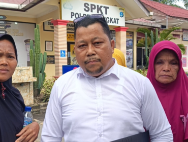 Pengadilen Sembiring SH MH BSC mendapingin kliennya membuat laporan di Mapolres Langkat.