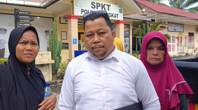 Pengadilen Sembiring SH MH BSC mendapingin kliennya membuat laporan di Mapolres Langkat.
