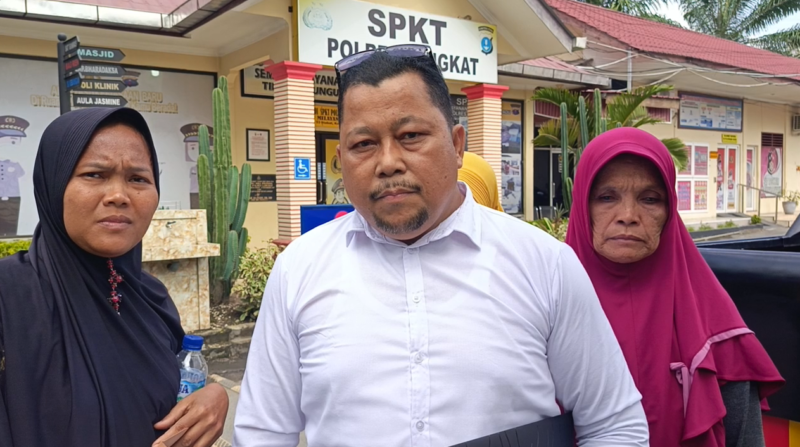 Pengadilen Sembiring SH MH BSC mendapingin kliennya membuat laporan di Mapolres Langkat.