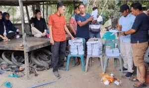 Saksi Partai Gerindra di Kecamatan Batang Serangan, Padang Tualang, dan Sawit Seberang membakar salinan C1 akrena honor mereka belum dilunasi DPC Gerindra Langkat.