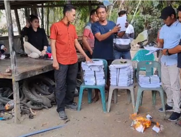 Saksi Partai Gerindra di Kecamatan Batang Serangan, Padang Tualang, dan Sawit Seberang membakar salinan C1 akrena honor mereka belum dilunasi DPC Gerindra Langkat.