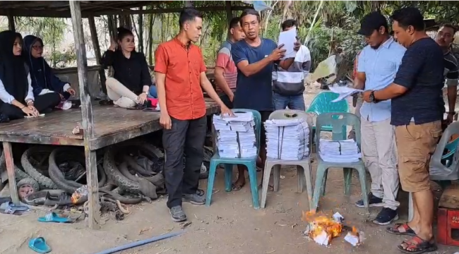 Saksi Partai Gerindra di Kecamatan Batang Serangan, Padang Tualang, dan Sawit Seberang membakar salinan C1 akrena honor mereka belum dilunasi DPC Gerindra Langkat.