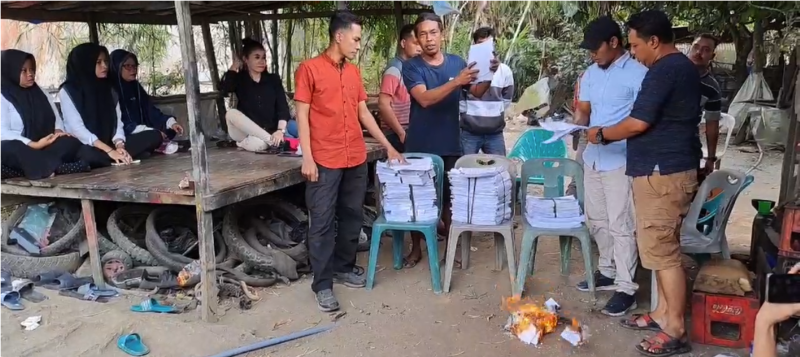 Saksi Partai Gerindra di Kecamatan Batang Serangan, Padang Tualang, dan Sawit Seberang membakar salinan C1 akrena honor mereka belum dilunasi DPC Gerindra Langkat.