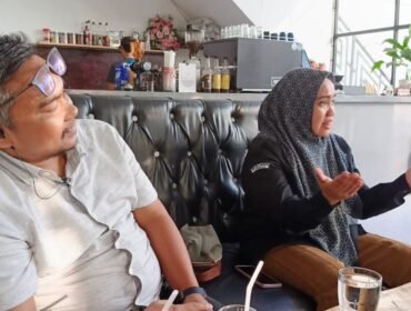 Ketua KPU Langkat Sopian Sitepu dan Kasek KPU Langkat Cut Cinta Dewi memberikan keterangan terkait bantuan transportasi KPPS kepada awak media.