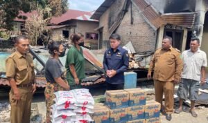 Anggota DPRD Sumut Ricky Anthony SH menyerahkan paket bahan pangan kepada korban kebakaran di Dusun Buluh Duri, Desa Bekiung, Kecamatan Kuala, Langkat, Selasa (5/3/2024) pagi.