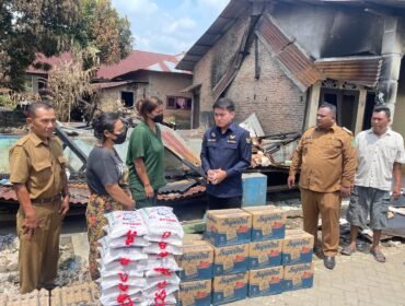 Anggota DPRD Sumut Ricky Anthony SH menyerahkan paket bahan pangan kepada korban kebakaran di Dusun Buluh Duri, Desa Bekiung, Kecamatan Kuala, Langkat, Selasa (5/3/2024) pagi.
