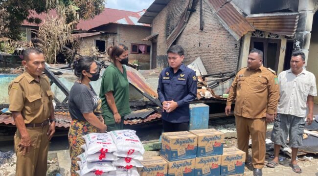 Anggota DPRD Sumut Ricky Anthony SH menyerahkan paket bahan pangan kepada korban kebakaran di Dusun Buluh Duri, Desa Bekiung, Kecamatan Kuala, Langkat, Selasa (5/3/2024) pagi.