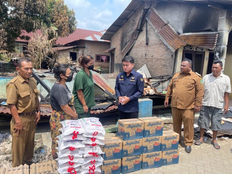 Anggota DPRD Sumut Ricky Anthony SH menyerahkan paket bahan pangan kepada korban kebakaran di Dusun Buluh Duri, Desa Bekiung, Kecamatan Kuala, Langkat, Selasa (5/3/2024) pagi.