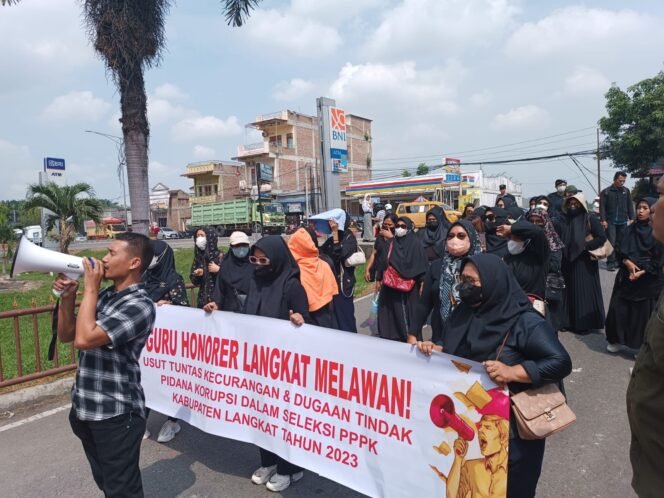 
Guru honorer asal Kabupaten Langkat berorasi di Mapoldasu, terkait dugaan kecurangan dan korupsi dalam seleksi PPPK Guru di Langkat tahun 2023 lalu.