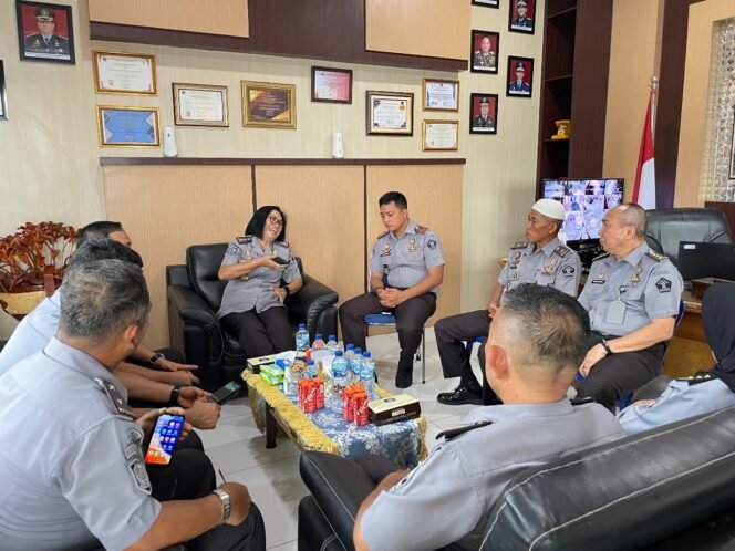 
Direktur Pelayanan Tahanan dan Anak Dan Pengelolaan Basan Baran Marcelina Budiningsih berkunung ke Rutan Kelas IIB Tanjung Pura, Senin (25/3/2024) pagi.