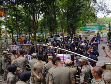Guru Honorer menggeruduk Kantor Bupati Langkat, Senin (18/3/2024) siang. Mereka mendesak agar Pj Bupati Langkat M Faisal Hasrimy AP MAP untuk menyelsaikan persoalan seleksi PPPK Guru Tahun 2023 kemarin.