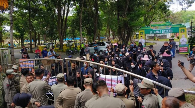 Guru Honorer menggeruduk Kantor Bupati Langkat, Senin (18/3/2024) siang. Mereka mendesak agar Pj Bupati Langkat M Faisal Hasrimy AP MAP untuk menyelsaikan persoalan seleksi PPPK Guru Tahun 2023 kemarin.
