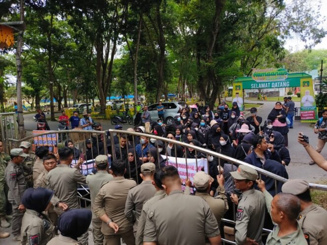
Guru Honorer menggeruduk Kantor Bupati Langkat, Senin (18/3/2024) siang. Mereka mendesak agar Pj Bupati Langkat M Faisal Hasrimy AP MAP untuk menyelsaikan persoalan seleksi PPPK Guru Tahun 2023 kemarin.