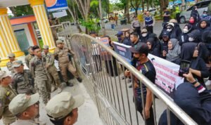 Guru Honorer menggeruduk Kantor Bupati Langkat, Senin (18:3:2024) siang. Mereka mendesak agar Pj Bupati Langkat M Faisal Hasrimy AP MAP untuk menyelsaikan persoalan seleksi PPPK Guru Tahun 2023 kemarin2