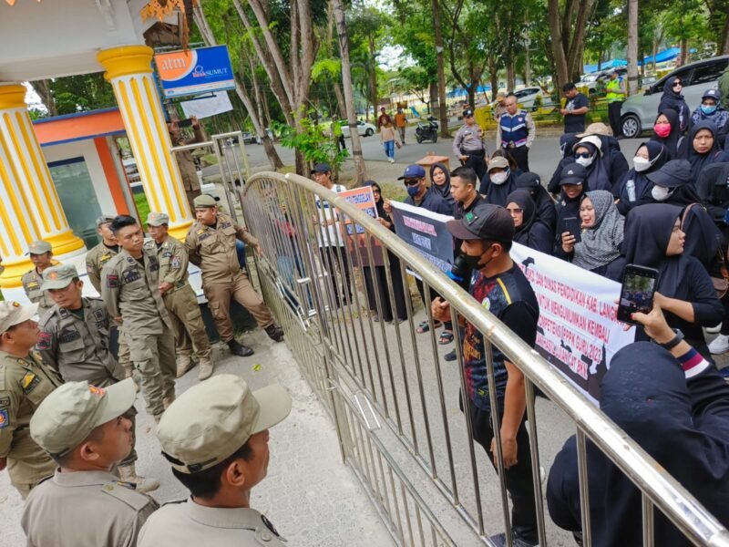Guru Honorer menggeruduk Kantor Bupati Langkat, Senin (18/3/2024) siang. Mereka mendesak agar Pj Bupati Langkat M Faisal Hasrimy AP MAP untuk menyelsaikan persoalan seleksi PPPK Guru Tahun 2023 kemarin.