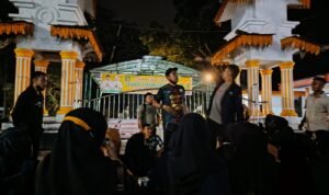 Guru honorer menduduki Kantor Bupati Langkat hingga malam hari, Senin (18:3:2024)