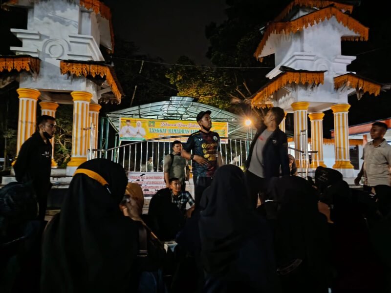 Guru honorer menduduki Kantor Bupati Langkat hingga malam hari, Senin (18/3/2024).