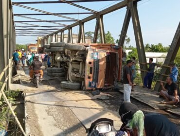 Truk pengangkut sirtu yang terguling di Jembatan Sei Air Tenang, Kecamtan Batang Serangan, Langkat, Kamis (21:3:2024) pagi.