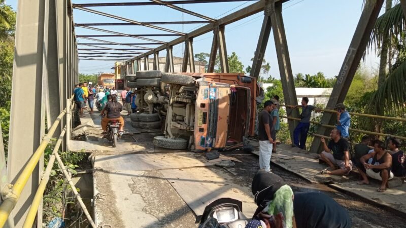 Truk pengangkut sirtu yang terguling di Jembatan Sei Air Tenang, Kecamtan Batang Serangan, Langkat, Kamis (21:3:2024) pagi.
