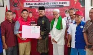 Adhan Nur Se mengembalikan perkas pendaftaran Bacalon Bupati Langkat kepada sekretaris DPC PDIP Langkat Ahmad Muhazir SSos I1