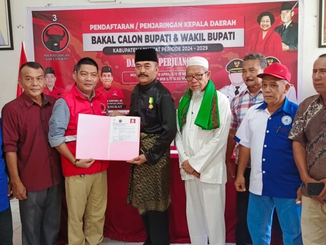 
Adhan Nur Se mengembalikan perkas pendaftaran Bacalon Bupati Langkat kepada sekretaris DPC PDIP Langkat Ahmad Muhazir SSos I.