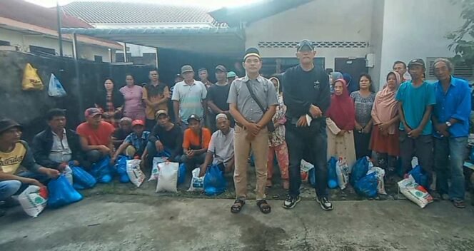 
Berbagi Berkah, M Arif Tanjung Serahkan Paket Sembako bagi Warga Dhuafa dan Lansia