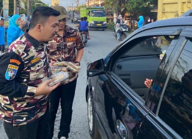 
KB PC GM FKPPI Langkat membagikan takjil di Kecamatan Selesai, Rabu (3:4:2024) sore.
