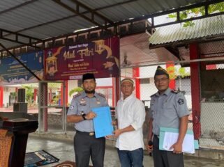 Kalapas Narkotika Kelas IIA Langkat Parlindungan Siregar menyerahkan SK remisi kepada WBP