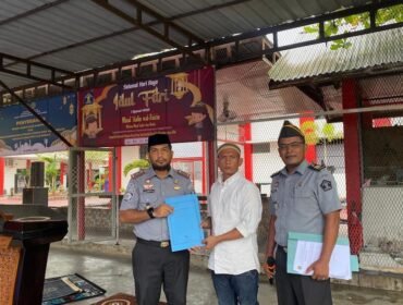 Kalapas Narkotika Kelas IIA Langkat Parlindungan Siregar menyerahkan SK remisi kepada WBP