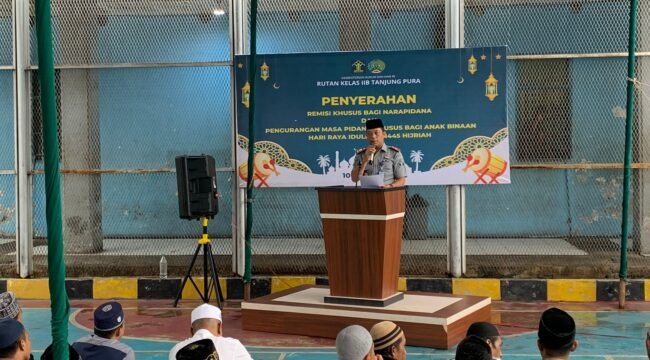 Karutan Kelas IIB Tanjung Pura Jimri Anton S Nababan memberikan kata sambutan usai pelaksanaan Shalat Ied.