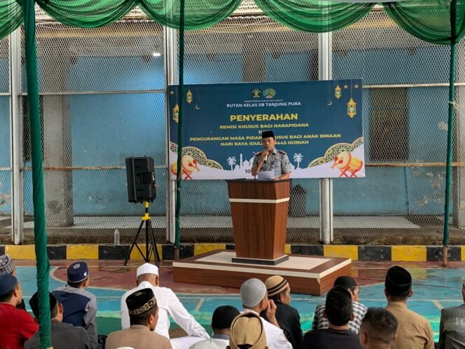 
Karutan Kelas IIB Tanjung Pura Jimri Anton S Nababan memberikan kata sambutan usai pelaksanaan Shalat Ied.
