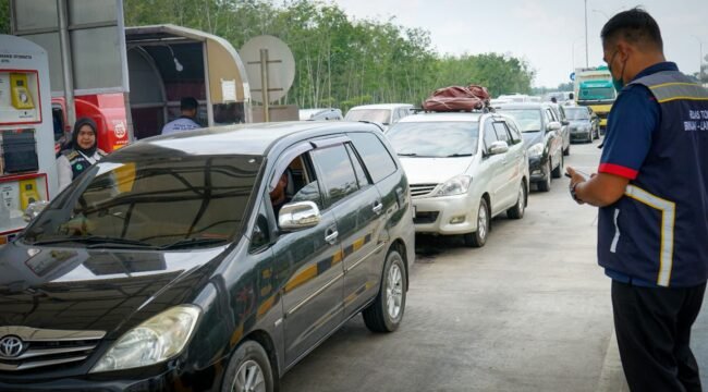 Suasana Gerbang Ruas Tol Binjai - Langsa Seksi Tanjung Pura pada momen arus balik Lebaran Idul Fitri 1445 H.