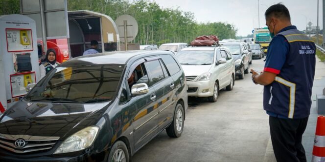 
Suasana Gerbang Ruas Tol Binjai - Langsa Seksi Tanjung Pura pada momen arus balik Lebaran Idul Fitri 1445 H.