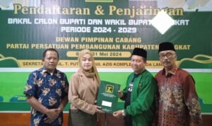 Aini Maimanah mengembalikan berkas Balon Bupati Langkat ke DPC Partai Persatuan Pembangunan (PPP) Langkat, Senin (20:5:2024) pagi