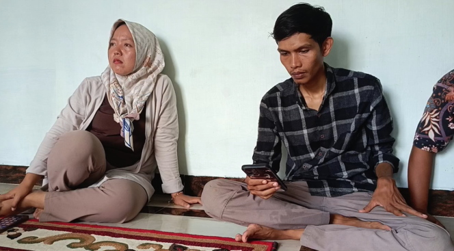
Anggie Ratna, guru honorer SDN 050666 yang dipecat kaseknya karena kerap ikut aksi menolak kecurangan seleksi PPPK Langkat tahun 2023.